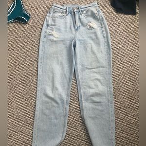 AMERICAN EAGLE MOM JEANS